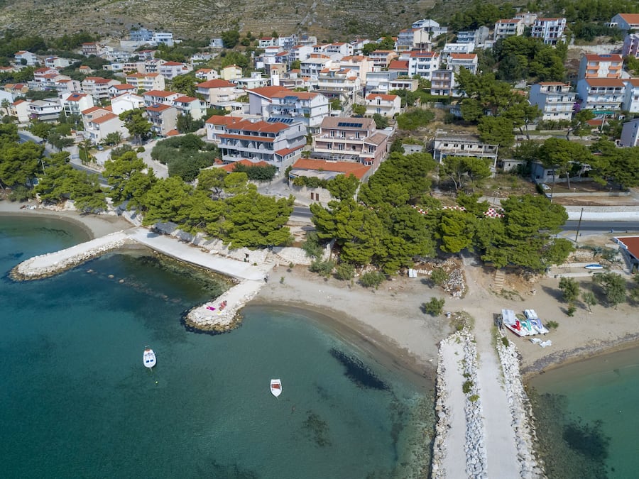 Beach nearby, sun-loungers, 2 beach bars