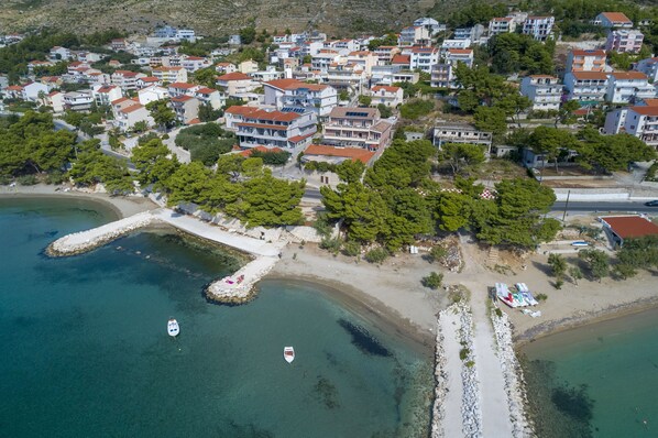 Una playa cerca, sillas reclinables de playa, 2 bares en la playa