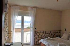 Chambre triple panoramique | Coffre-fort, bureau, espace de travail pour ordinateurs portables