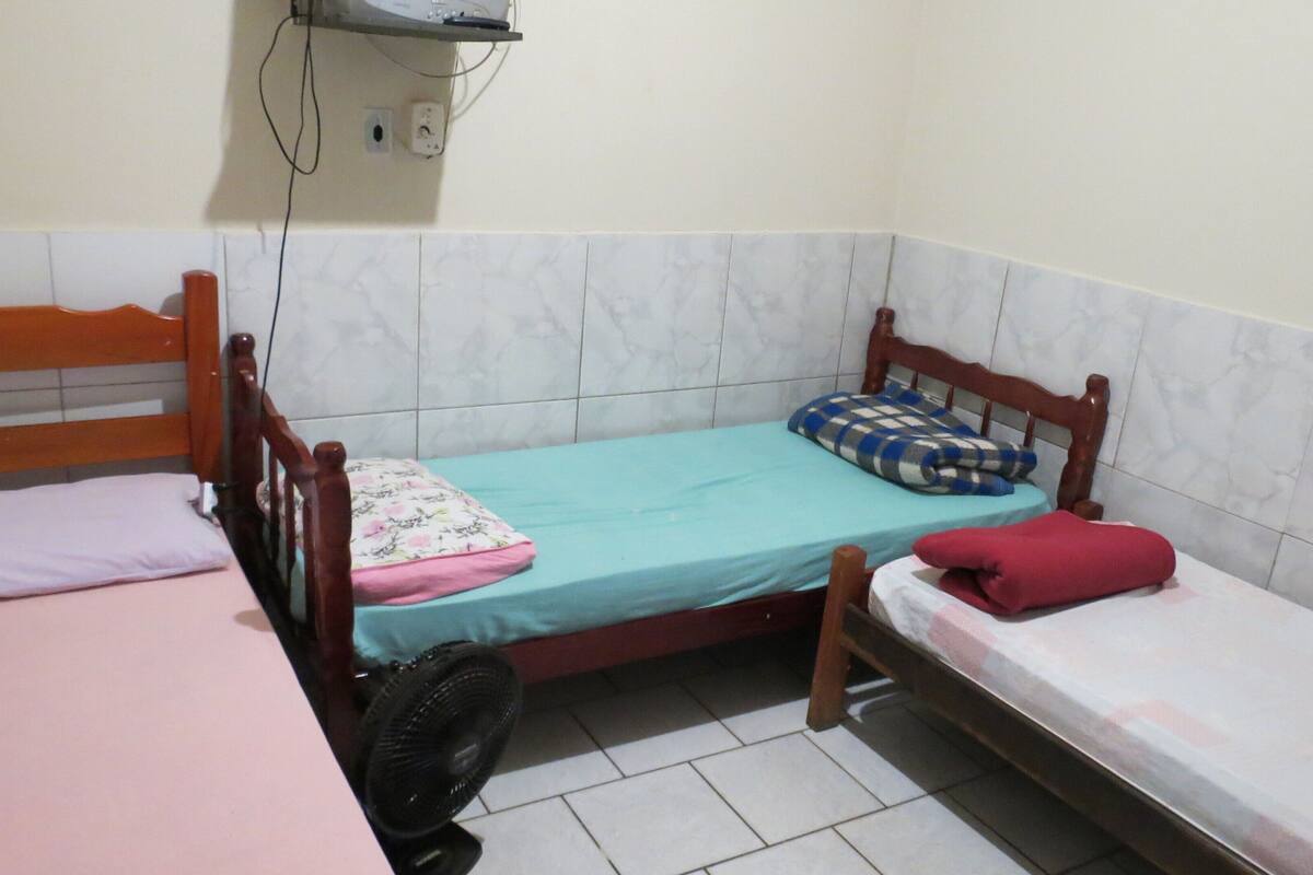 Triple Room (com TV) | Free WiFi, bed sheets