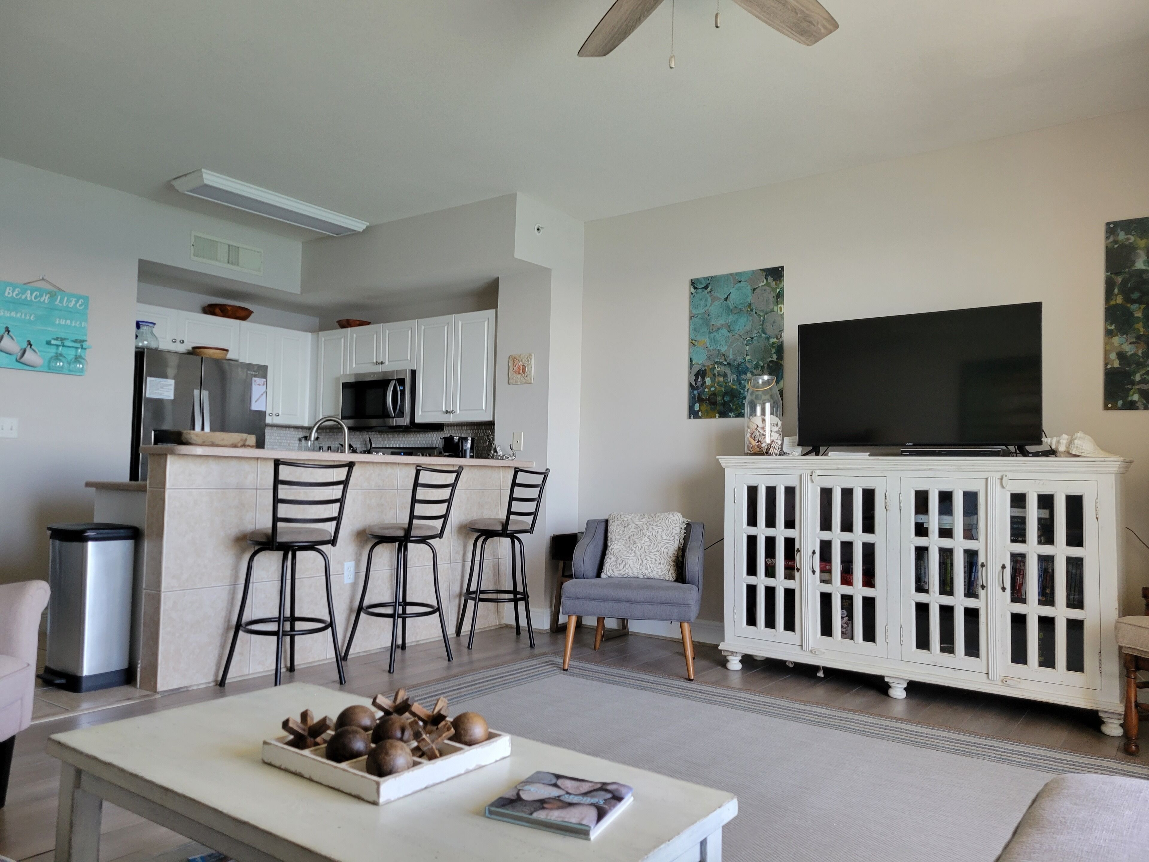 BEACH CHAIR SERVICE INCLUDED IN THIS BEAUTIFUL BEACHFRONT CONDO!