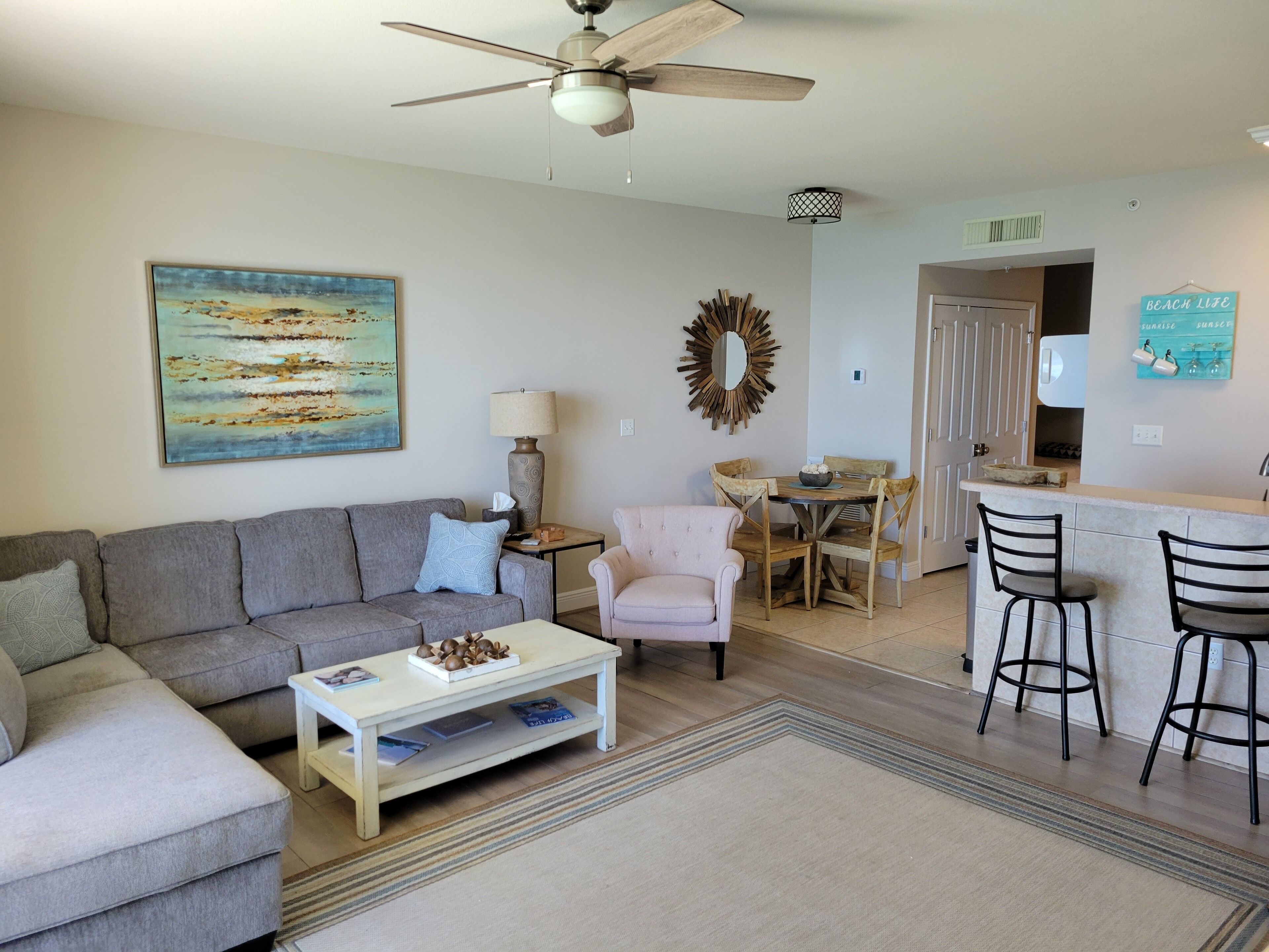 BEACH CHAIR SERVICE INCLUDED IN THIS BEAUTIFUL BEACHFRONT CONDO!