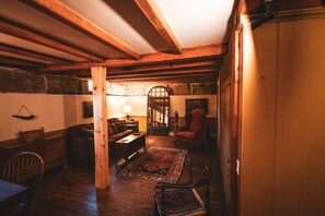 Room, 1 Queen Bed | Living room