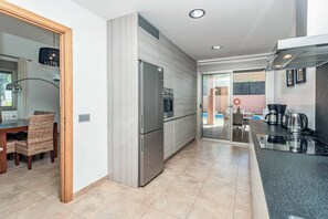 Geladeira, micro-ondas, fogão, lava-louças