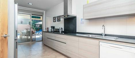 Réfrigérateur, micro-ondes, four, lave-vaisselle