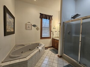 Ensemble baignoire-douche, serviettes fournies, papier de toilette