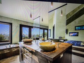 Combined shower/bathtub, jetted bath, towels, soap - A private zen-like home, panoramic views, super chill!Total relaxation for you. (Bend)