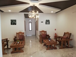 Lobby sitting area - Hotel Casa Blanca (Managua)