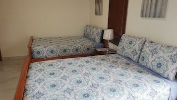 Minibar, decoración personalizada y espacio para trabajar con laptop