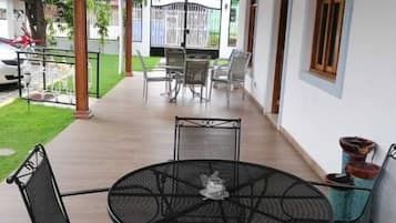 Desayuno con opciones de la cocina local diario (USD 4 por persona)