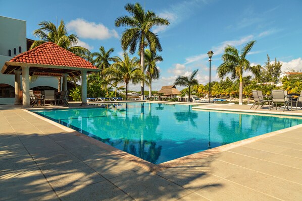 Outdoor pool - CASA REAL: Increíble casa sobre la laguna (Cancun)