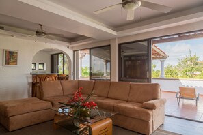 Villa | Living room | Flat-screen TV - CASA REAL: Increíble casa sobre la laguna (Cancun)