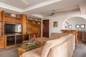 Villa | Sala de estar | Televisión de pantalla plana 