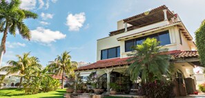 Front of property - CASA REAL: Increíble casa sobre la laguna (Cancun)