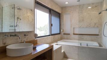 Vila | Kamar mandi | Kombinasi shower/bathtub dan perlengkapan mandi gratis