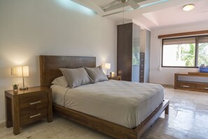 Villa | Caja de seguridad en la habitación y tabla de planchar con plancha