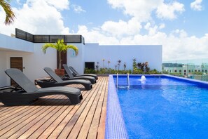 Outdoor pool, pool umbrellas, sun loungers - Precioso depa 2 recámaras pasos de la 5a Av (Playa del Carmen)