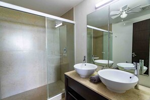 Apartamento | Banheiro | Chuveiro, produtos de toalete grátis, secador de cabelo 
