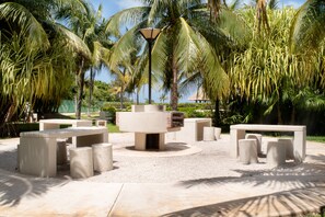 BBQ/picnic Area - MARINA Beachfront 2 BDR- Amazing Oceanview (Cancun)
