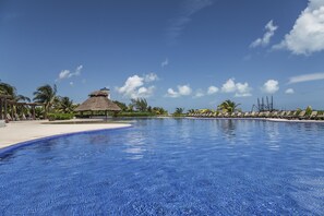 Una piscina al aire libre