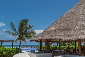 Bar junto a la alberca