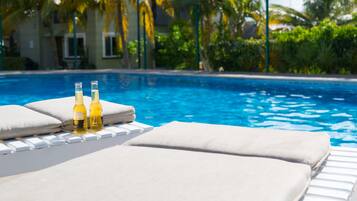 Kolam renang outdoor, dengan payung kolam renang dan kursi berjemur