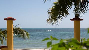 En la playa y playa de arena blanca