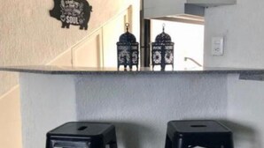 تناول الطعام داخل الغرفة