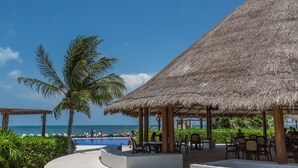 Bar junto a la piscina