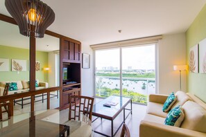 Apartamento | Sala de estar | Una televisión de pantalla plana