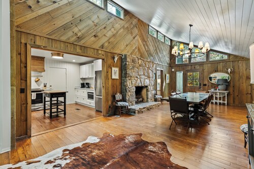 UUSI! Suloiset puiden topit Mökki / perhe- ja koiraystävällinen / 3 km: n päässä Main St