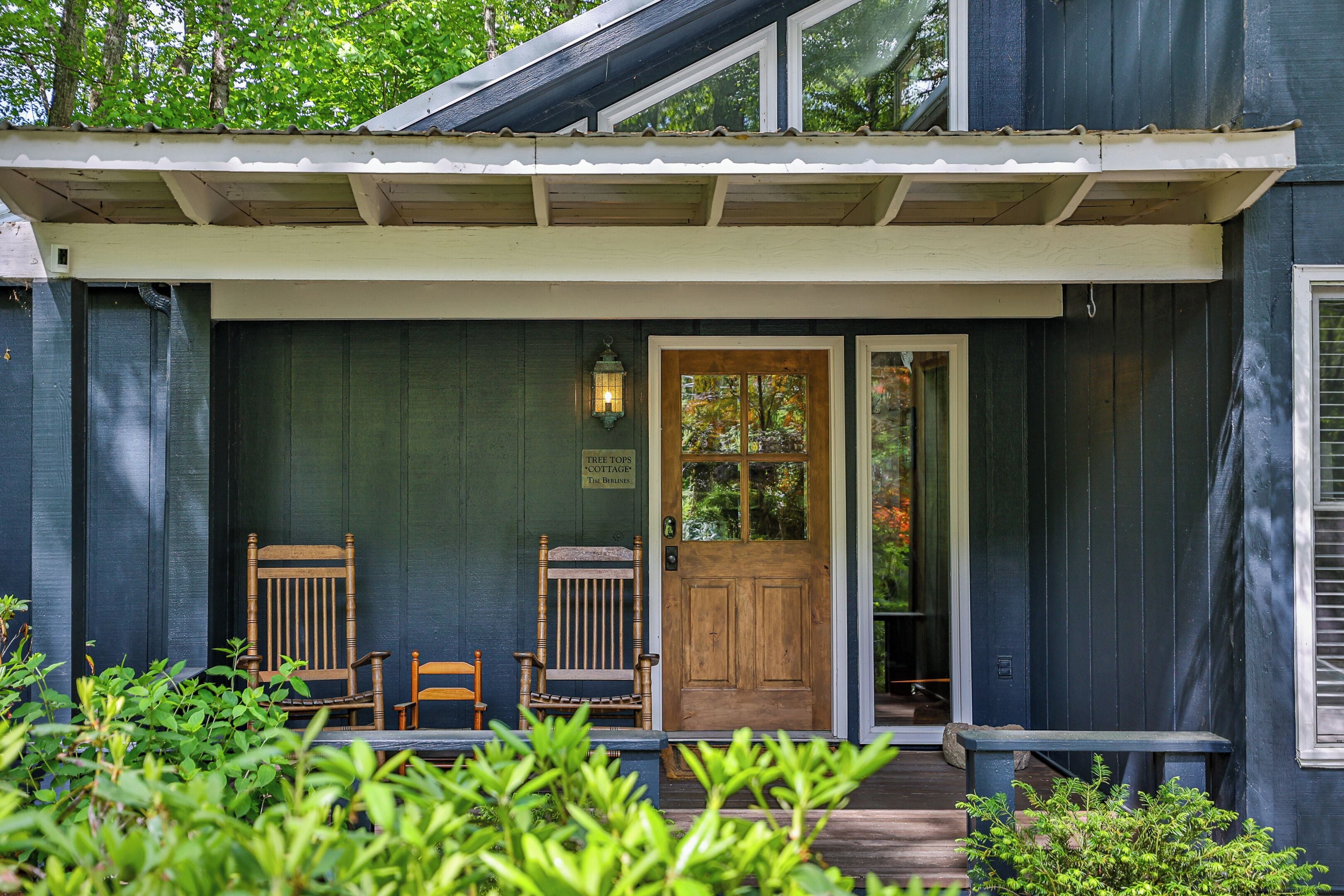 Tree Tops Cottage / Family and Dog Friendly/ 2 miles to Old Edwards
