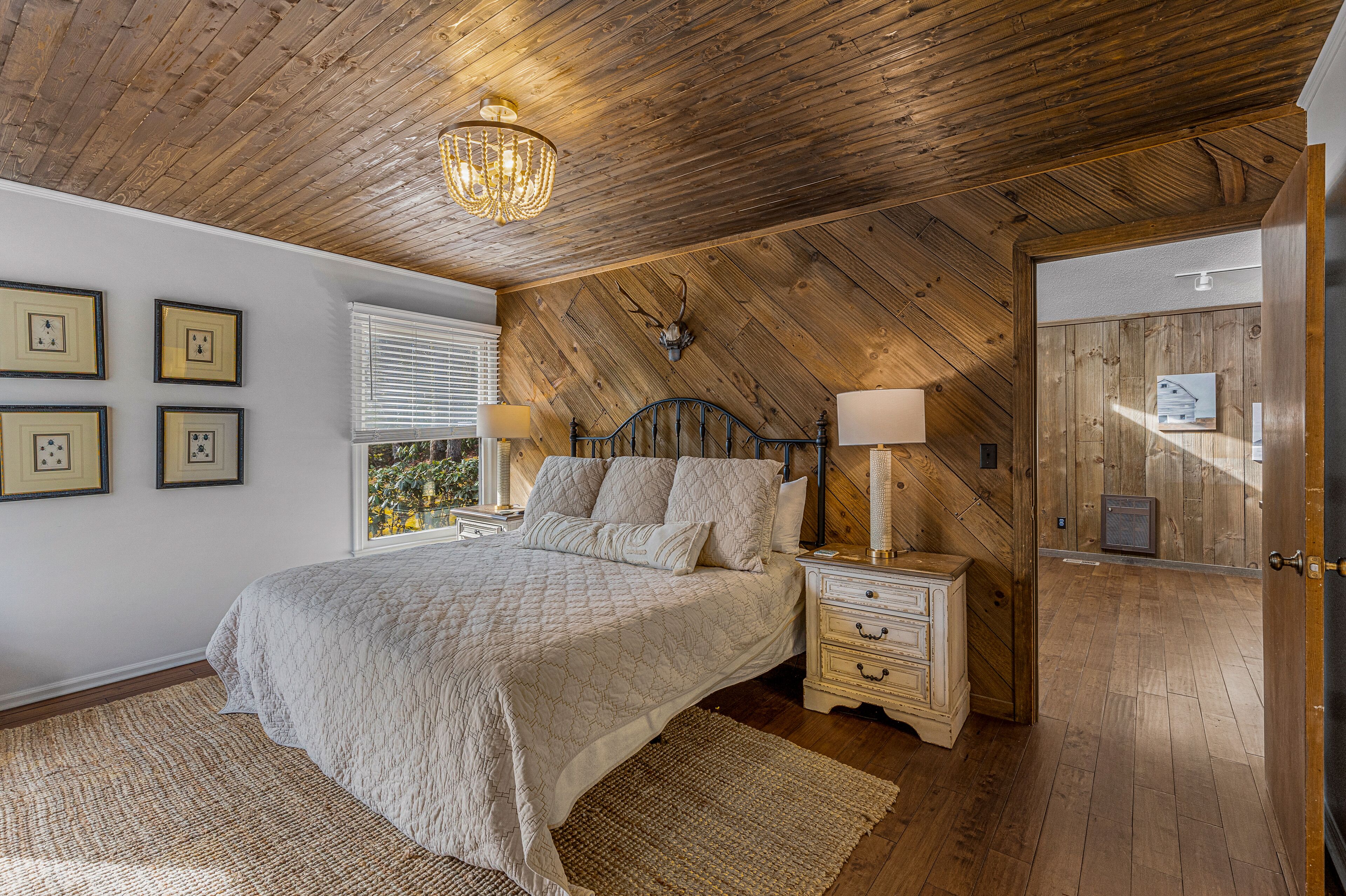 Adorable Tree Tops Cottage / Family and Dog Friendly/ 2 miles to Old Edwards