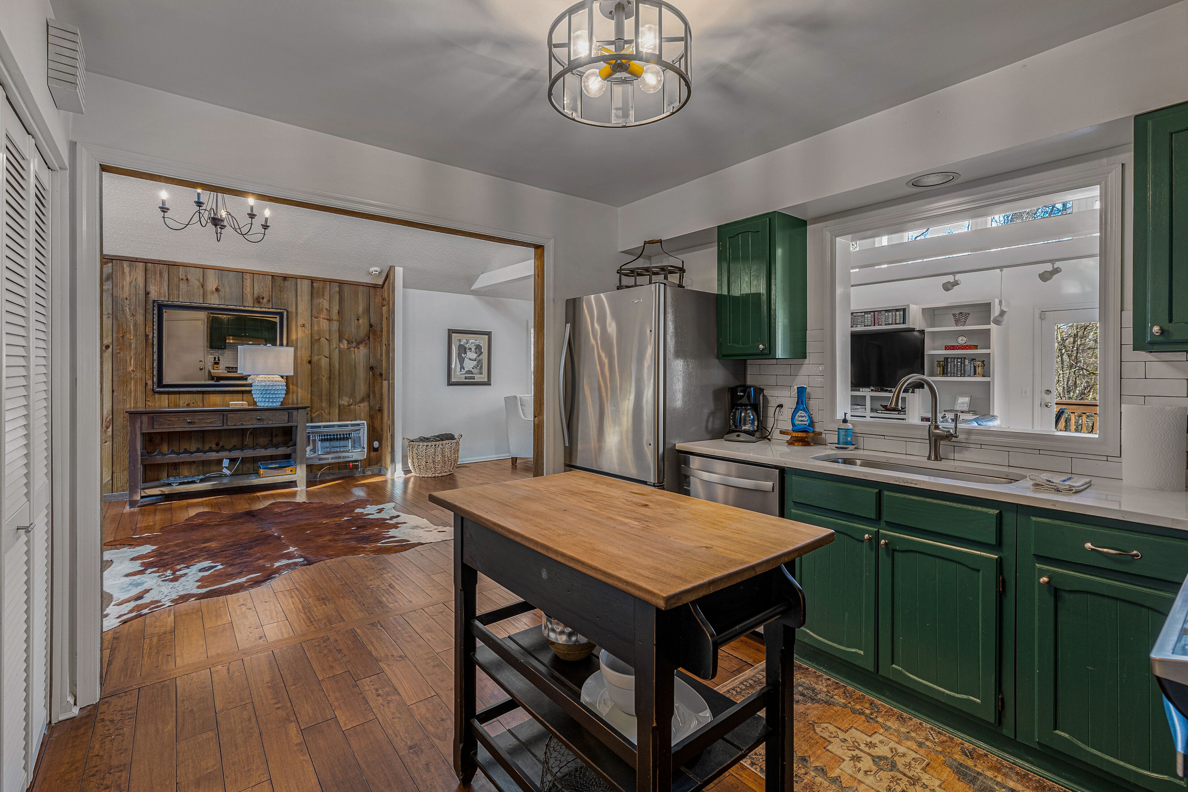 Adorable Tree Tops Cottage / Family and Dog Friendly/ 2 miles to Old Edwards