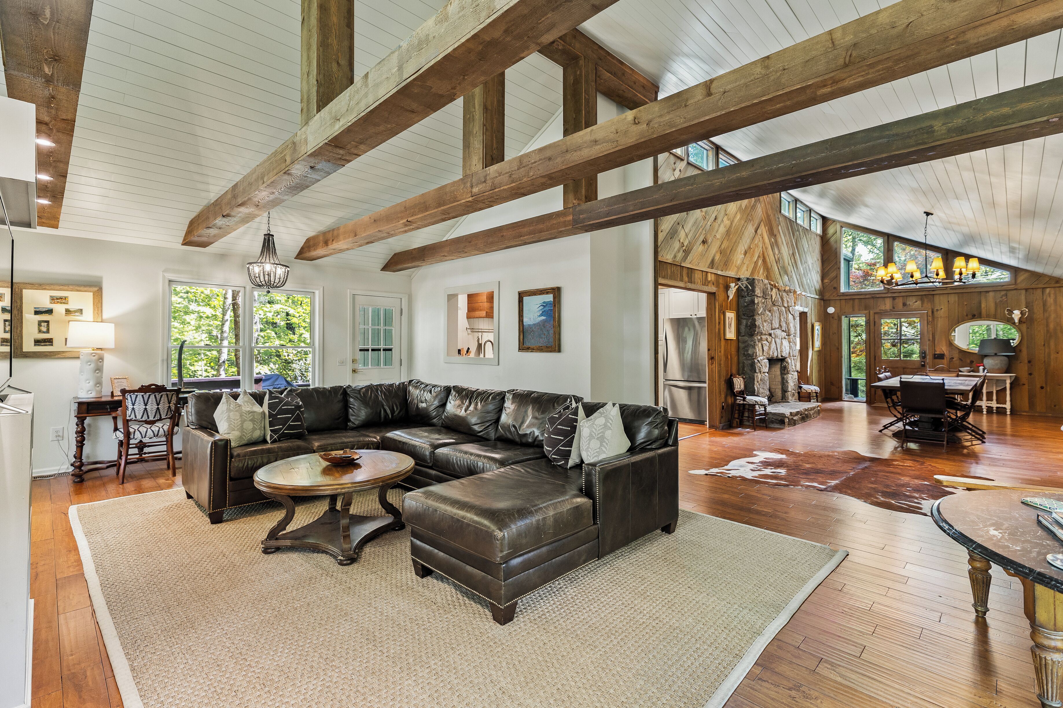 Smart TV, chimenea, libros y videoteca 