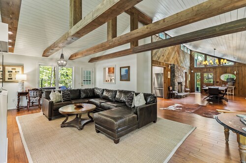 UUSI! Suloiset puiden topit Mökki / perhe- ja koiraystävällinen / 3 km: n päässä Main St