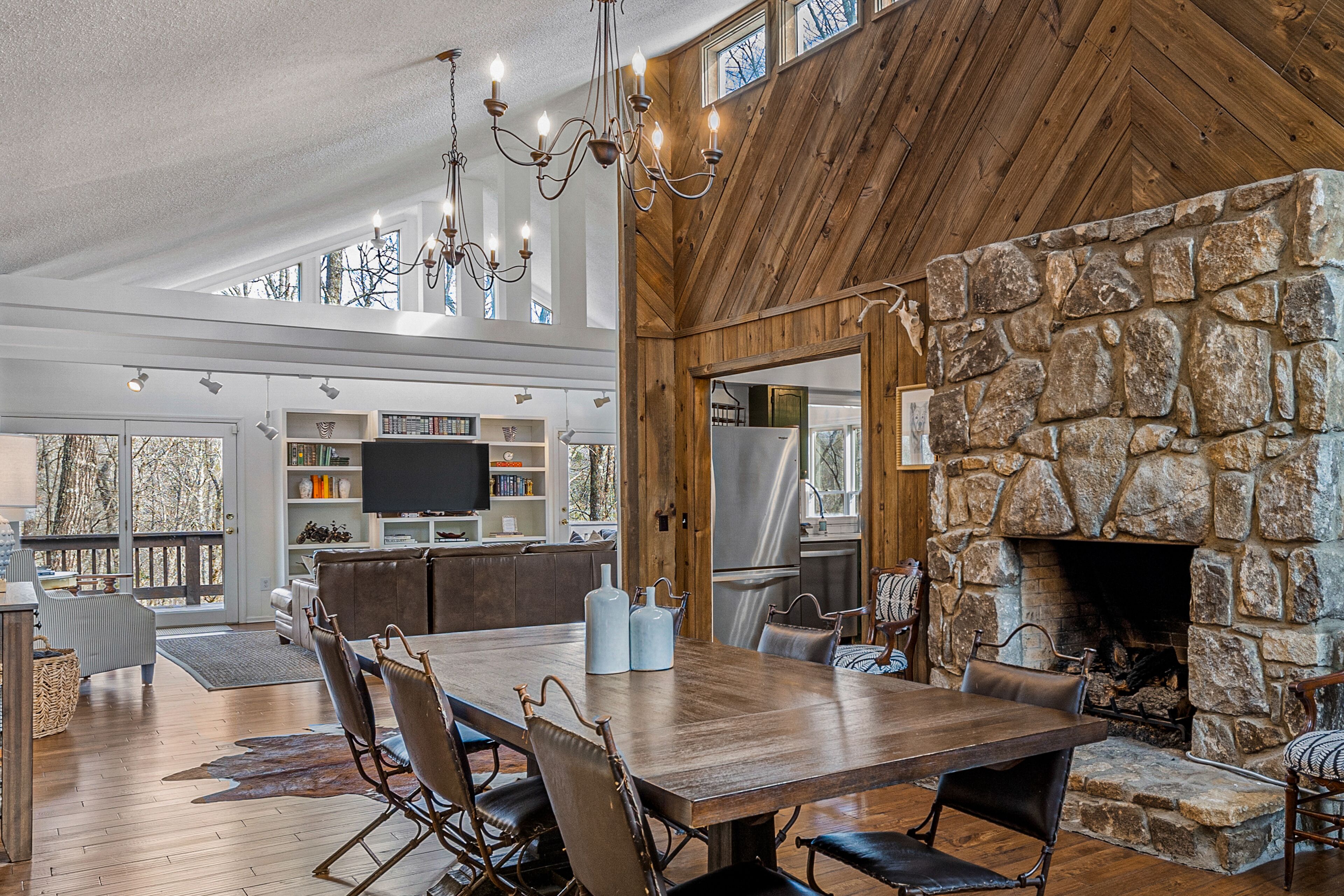 Adorable Tree Tops Cottage / Family and Dog Friendly/ 2 miles to Old Edwards