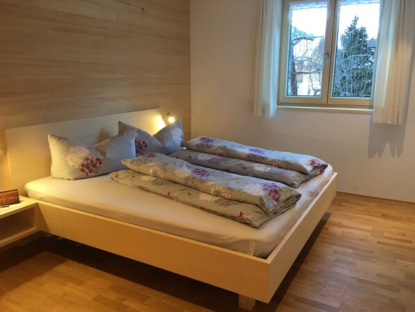 3 bedrooms, travel cot, WiFi, bed sheets