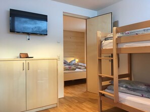 3 bedrooms, travel crib, WiFi, bed sheets