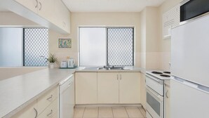 Coffee/tea maker, fridge, microwave, oven - Spinnaker Seas Steps To Kings Beach | Ocean Views | Pool (Kings Beach)