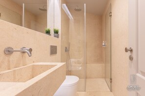 Departamento exclusivo, 1 habitación | Baño | Regadera, regadera tipo lluvia, amenidades de baño gratuitas