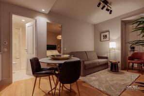 Familienapartment, 2 Schlafzimmer | Wohnzimmer | 42-Zoll-Smart-TV mit Kabelempfang, Fernseher