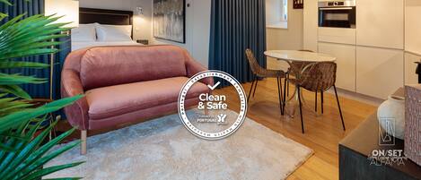 Apartamento panorámico, 1 habitación | Zona de estar | Smart TV de 42 pulgadas con canales por cable, una televisión