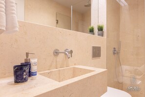 Exclusive-Apartment, 1 Schlafzimmer | Badezimmer | Dusche, Regendusche, kostenlose Toilettenartikel, Haartrockner