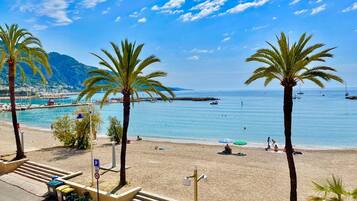 Una spiaggia nelle vicinanze