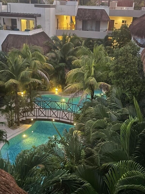 Alberca al aire libre y alberca climatizada