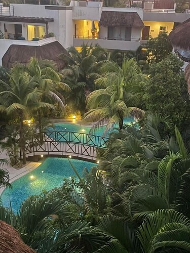 5 minutes to the beach! Family penthouse condo with private rooftop & decks