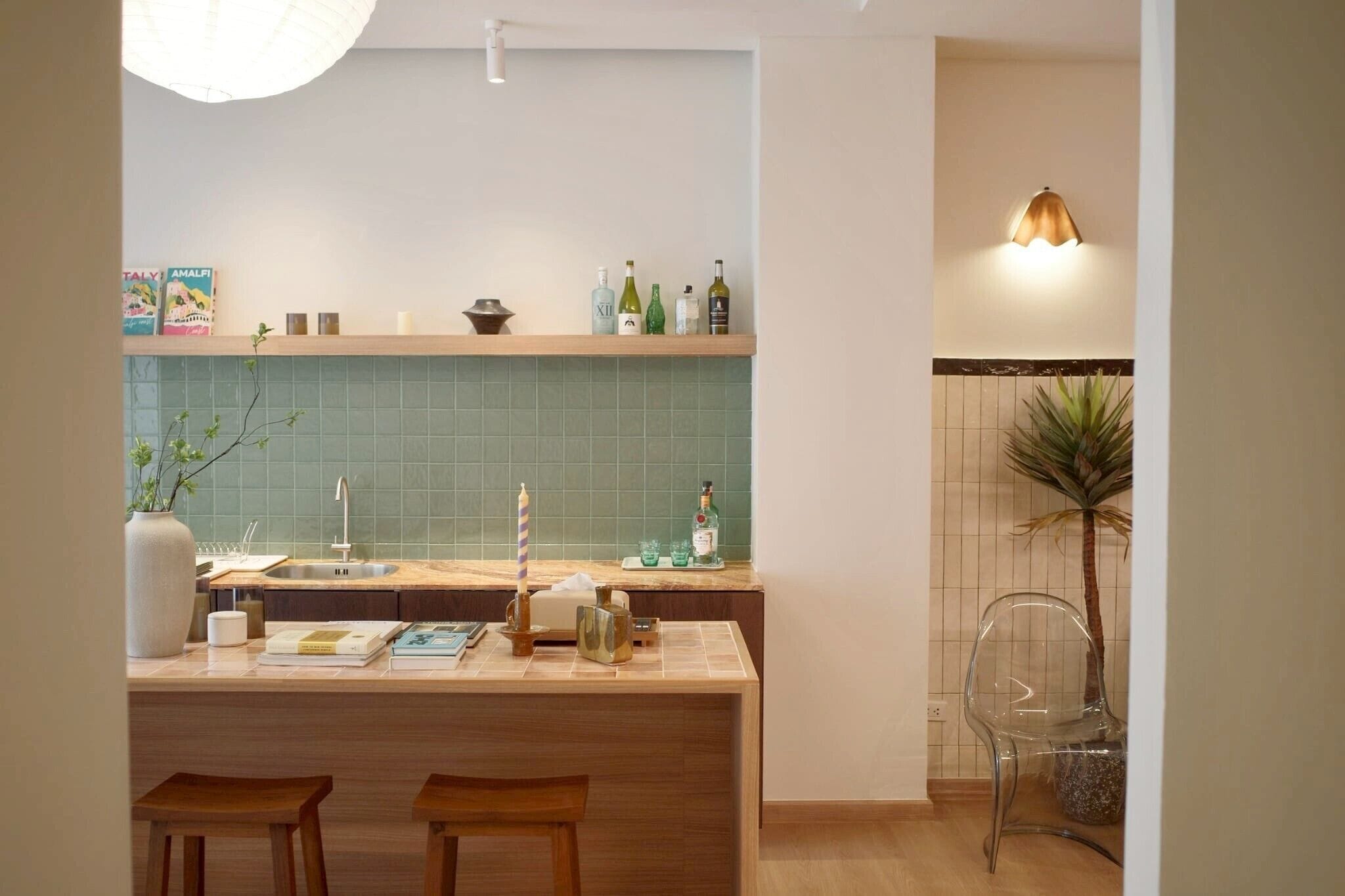 Suite – design, 2 soverom, terrasse | Oppholdsområde | En 47-tommers LED-TV med kabel-kanaler samt TV og peis