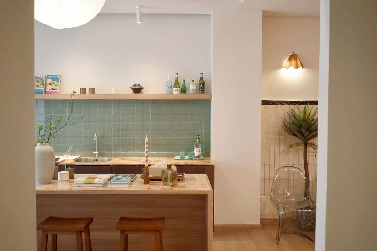 Suite Desain, 2 kamar tidur, teras | Area keluarga | Televisi LED 47-inci dengan saluran TV kabel, TV, dan perapian