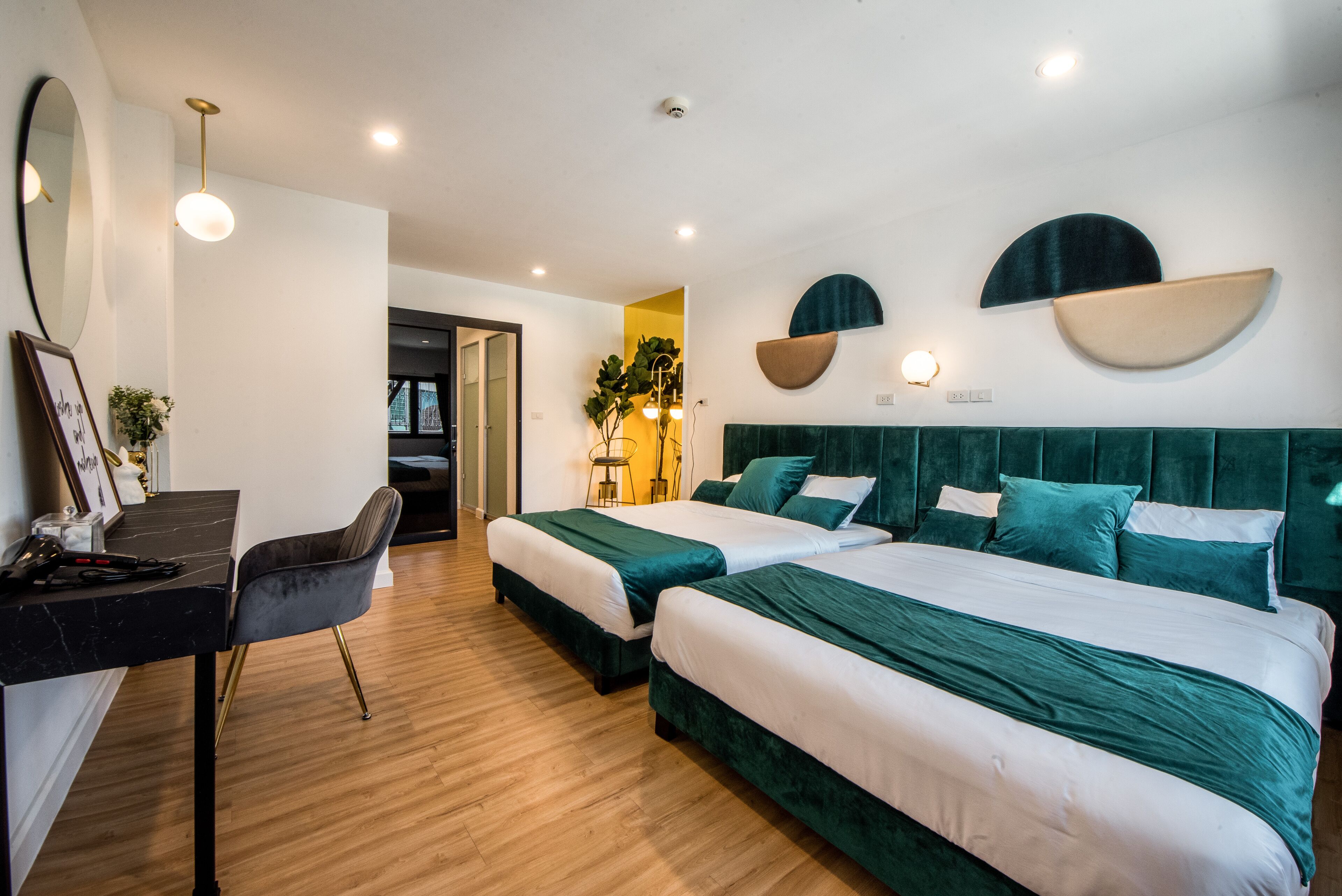 Une chambre d’hôtel moderne équipée de deux lits, d’un bureau et d’une chaise.